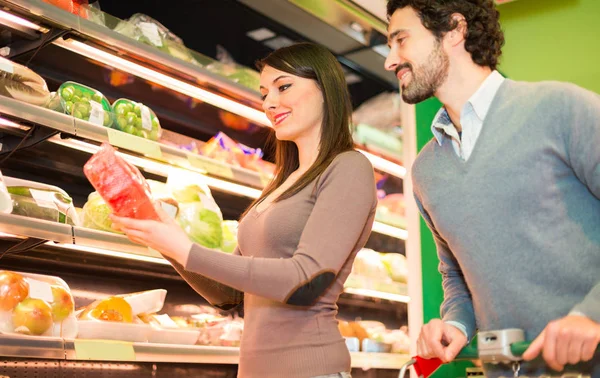 Young Couple Shopping Grocery Store — Stock Photo, Image