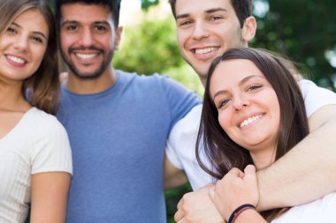 Mutlu arkadaş grubu gülümseyen