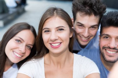 Mutlu arkadaş grubu gülümseyen