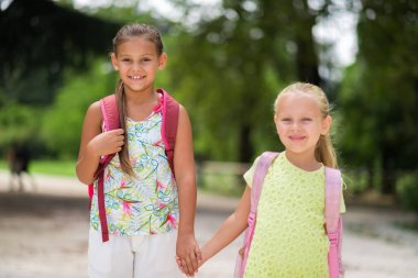 Mutlu kız okula gidiyor