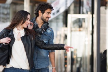 Birlikte alışveriş yaparken çift 