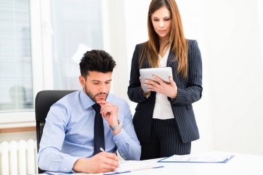 İki genç iş adamları iş yerinizde ofislerine