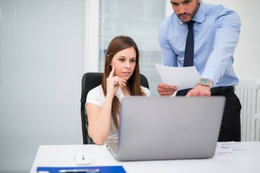 onların ofisinde çalışan iş insanlar