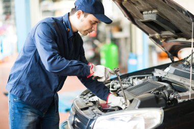 Önünde bir araba garajında bir otomatik mekanik portresi