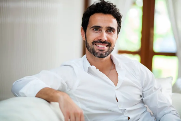 Homem relaxante no sofá em casa — Fotografia de Stock