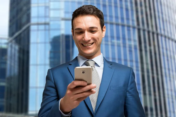 Porträtt Affärsman Som Använder Sin Mobiltelefon — Stockfoto