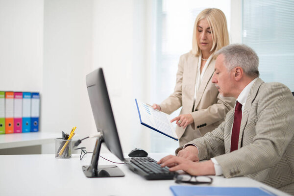 Деловые люди в офисе
