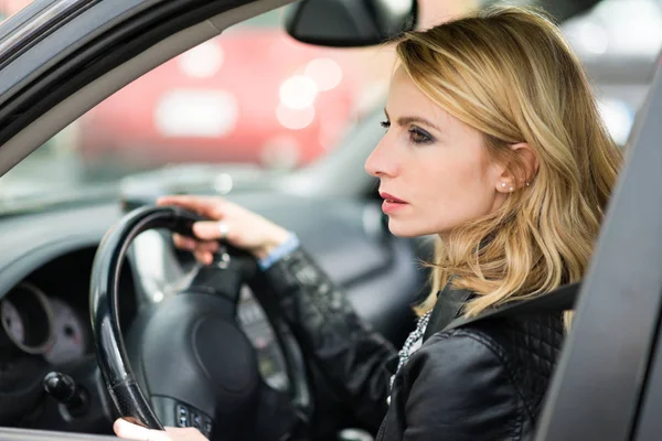 Blonde Vrouw Haar Auto Rijden — Stockfoto