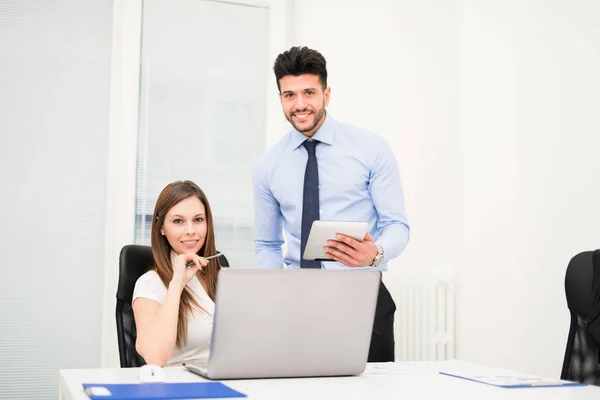 Dos Jóvenes Empresarios Que Trabajan Oficina —  Fotos de Stock