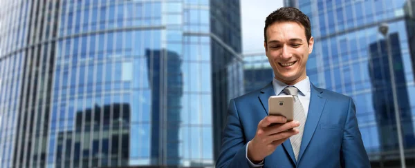 Hombre Negocios Sonriente Usando Teléfono Celular — Foto de Stock