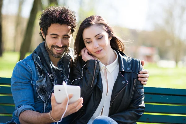 Paar Met Behulp Van Een Digitaal Tablet Samen — Stockfoto