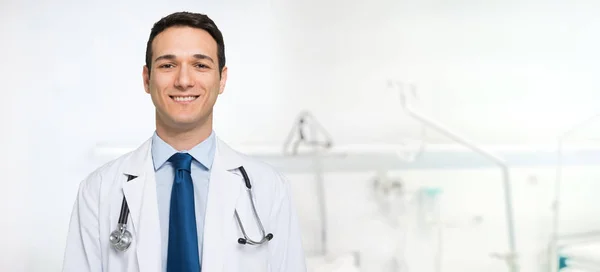 Jovem Médico Sorridente Quarto Hospital — Fotografia de Stock