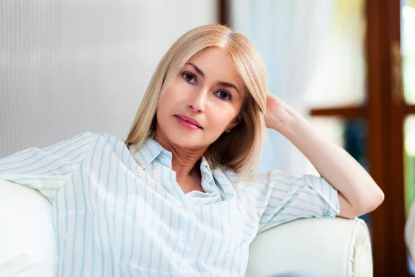 Reife Frau entspannt sich in ihrem Haus — Stockfoto