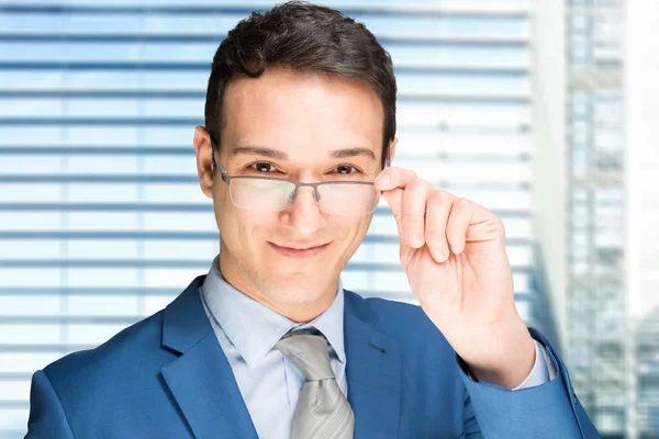 Smiling Businessman Holding His Eyeglasses — Stock Photo, Image