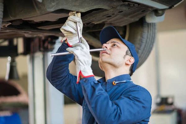 Mechanic Herstellen Een Opgeheven Auto — Stockfoto