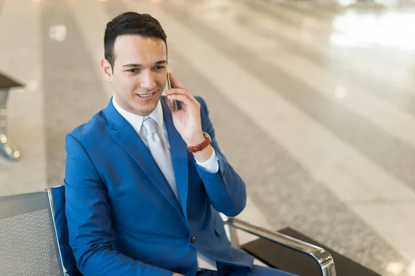 Zakenman Praten Mobiele Telefoon — Stockfoto