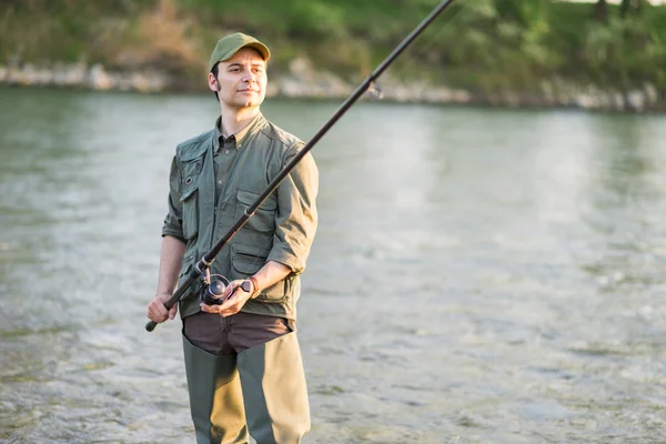 Homem Segurando Poste Pesca Rio — Fotografia de Stock