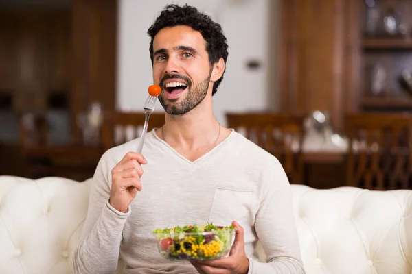 Hombre Comiendo Una Ensalada Casa —  Fotos de Stock