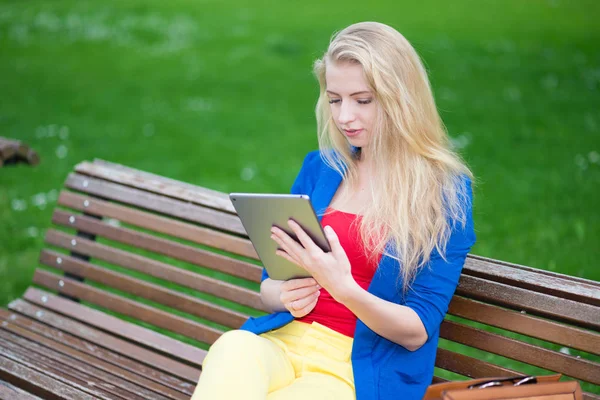 Junge Frau Benutzt Ihr Tablet Einem Park — Stockfoto