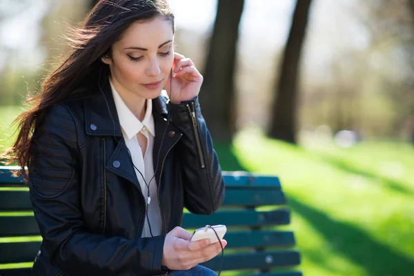 Giovane Donna Che Ascolta Musica Parco — Foto Stock