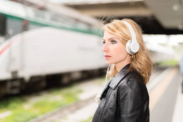 Mujer Esperando Tren Mientras Escucha Música —  Fotos de Stock