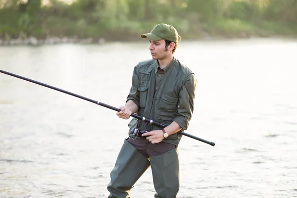 Uomo Che Tiene Una Canna Pesca Fiume — Foto Stock