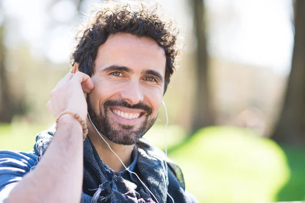 Retrato Hombre Escuchando Música Aire Libre — Foto de Stock