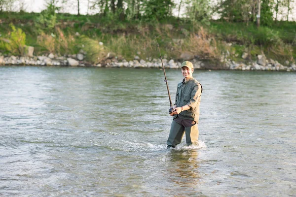 Άνθρωπος Που Κρατάει Ένα Καλάμι Ένα Ποτάμι — Φωτογραφία Αρχείου