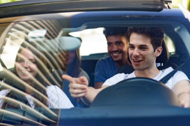 Bir grup mutlu arkadaş yolculuk için aynı arabayı paylaşıyorlar.