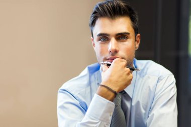 İş adamının portresi ofiste.