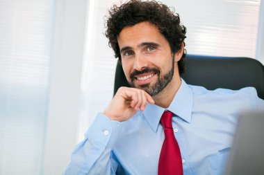 Ofiste gülümseyen işadamı portresi 