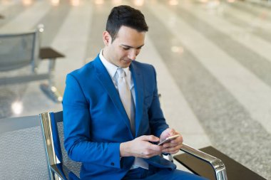 işadamı cep telefonunu kullanma
