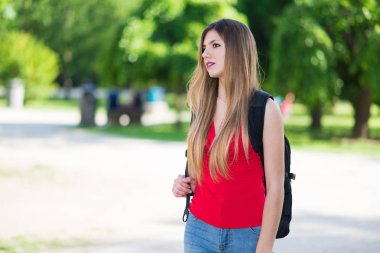 Kız öğrencinin Üniversitesi'ne bir parkta yürüyüş