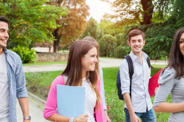 Gülümseyen öğrenciler açık portre