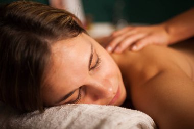 spa merkezinde masaj aldıktan rahat kadın