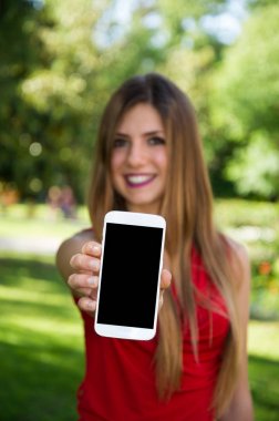 Genç kadın bir boş smartphone ekran gösterilen