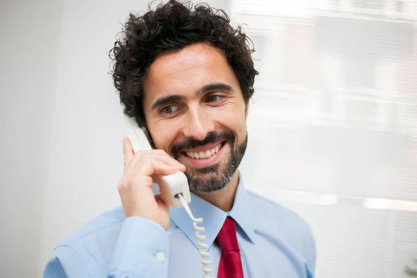 Porträtt Affärsman Som Talar Telefon Kontoret — Stockfoto