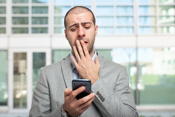 Besorgter Geschäftsmann Schaut Auf Sein Handy — Stockfoto