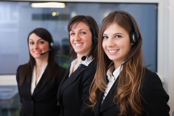 Gruppe Von Frauen Spricht Auf Dem Headset Ihrem Büro — Stockfoto