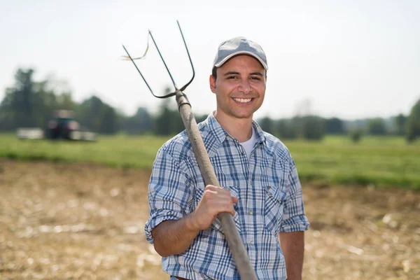 畑に笑顔の農民の肖像画 — ストック写真