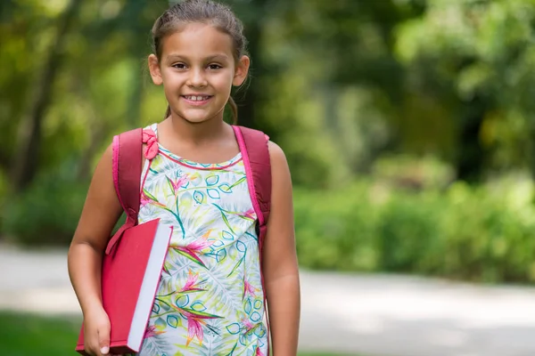 笑顔の子が学校に行く — ストック写真