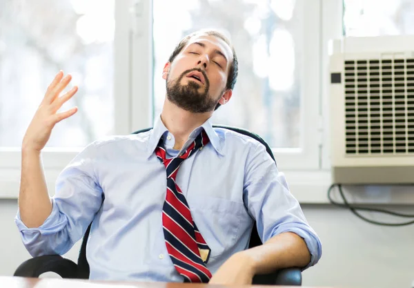 Condicionado Quebrado Homem Negócios Cansado Escritório Muito Quente — Fotografia de Stock