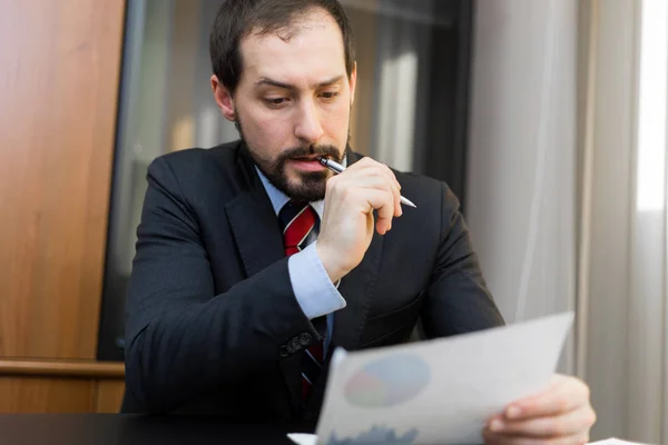 Mann liest Dokument — Stockfoto