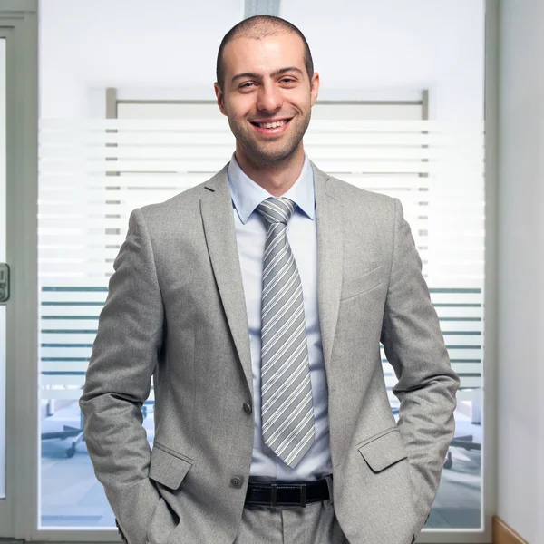 Empresário Sorridente Seu Escritório — Fotografia de Stock