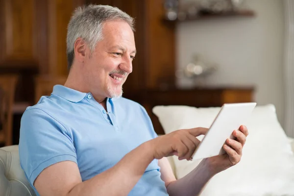 Porträtt Leende Senior Man Använder Digital Tablet Vardagsrummet Sitt Hem — Stockfoto