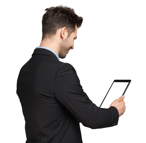 Человек держит планшет с белым экраном
