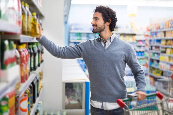 Homem Escolhendo Melhor Comida Supermercado — Fotografia de Stock