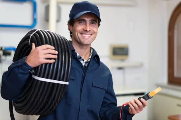 Portret Van Een Lachende Elektricien Het Werk — Stockfoto