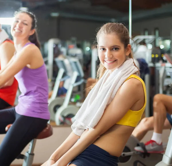 在健身房锻炼的微笑的妇女 — 图库照片