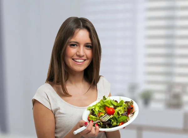 Jovem Mulher Comendo Uma Salada — Fotografia de Stock